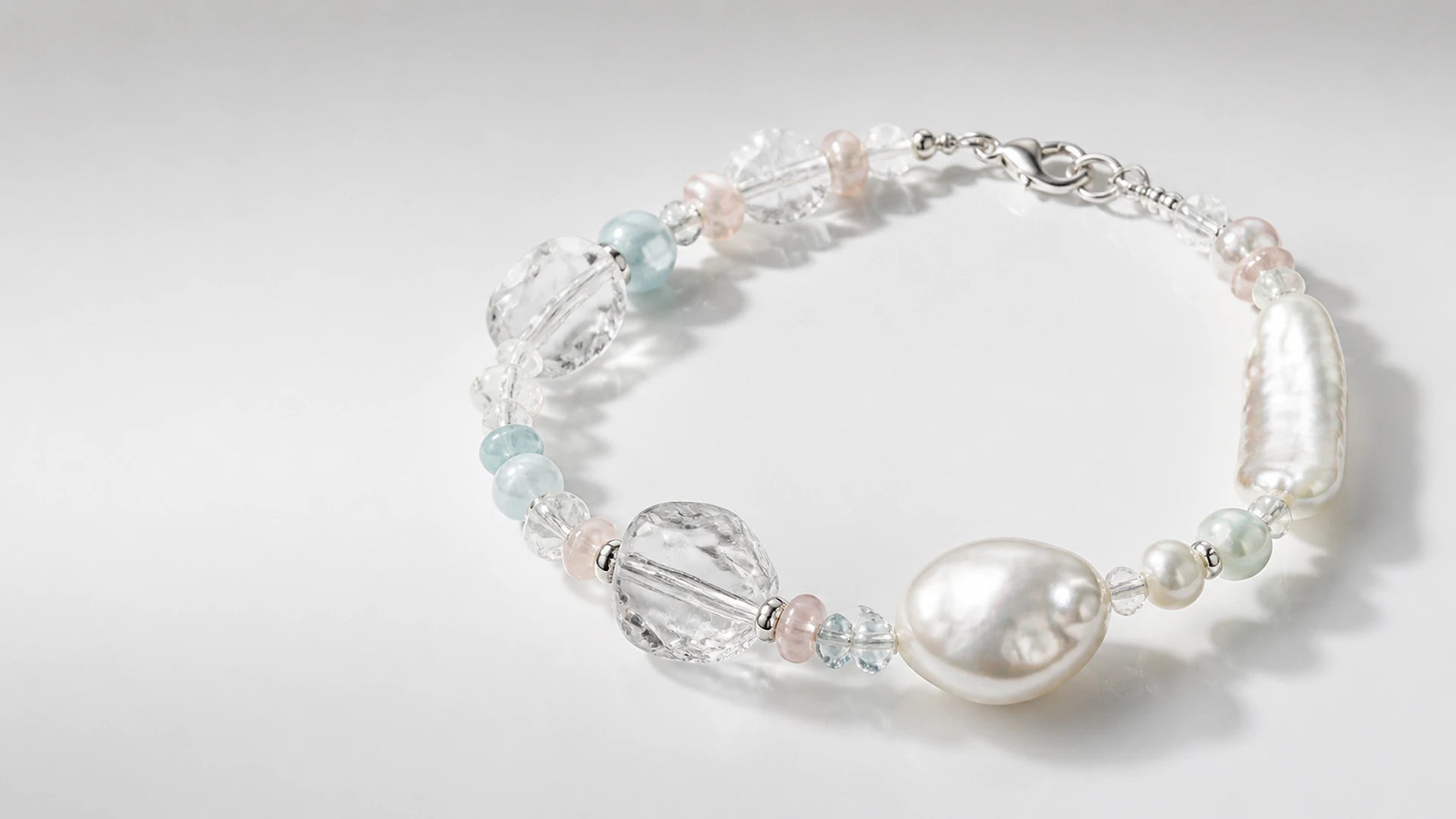 A bracelet of clear crystal, pale blue beads and irregular white pearls